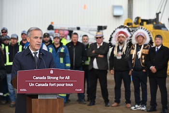 El primer ministro canadiense Mark Carney habla en una conferencia de prensa en Fort McMurray, Alberta, Canadá, 1° de octubre de 2026. Oleoducto Pacific Link. (Greg Halinda/The Canadian Press vía AP)