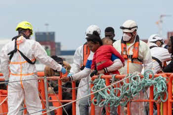 Varias personas migrantes a su