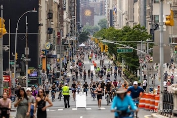 Peatones, corredores y visitantes aprovechan más de 20 millas de vías cerradas al tránsito.