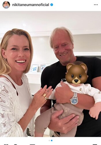 Nicole junto a su padre