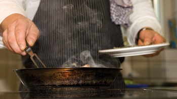 De trabajar sin papeles por 800 euros a lograr “una buena oferta” de trabajo como cocinero con la regularización: “Si no tienes documentos, te dicen que agaches la cabeza”