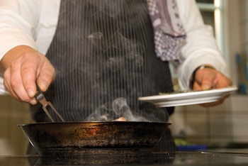Imagen de archivo de un cocinero. (Pexels)