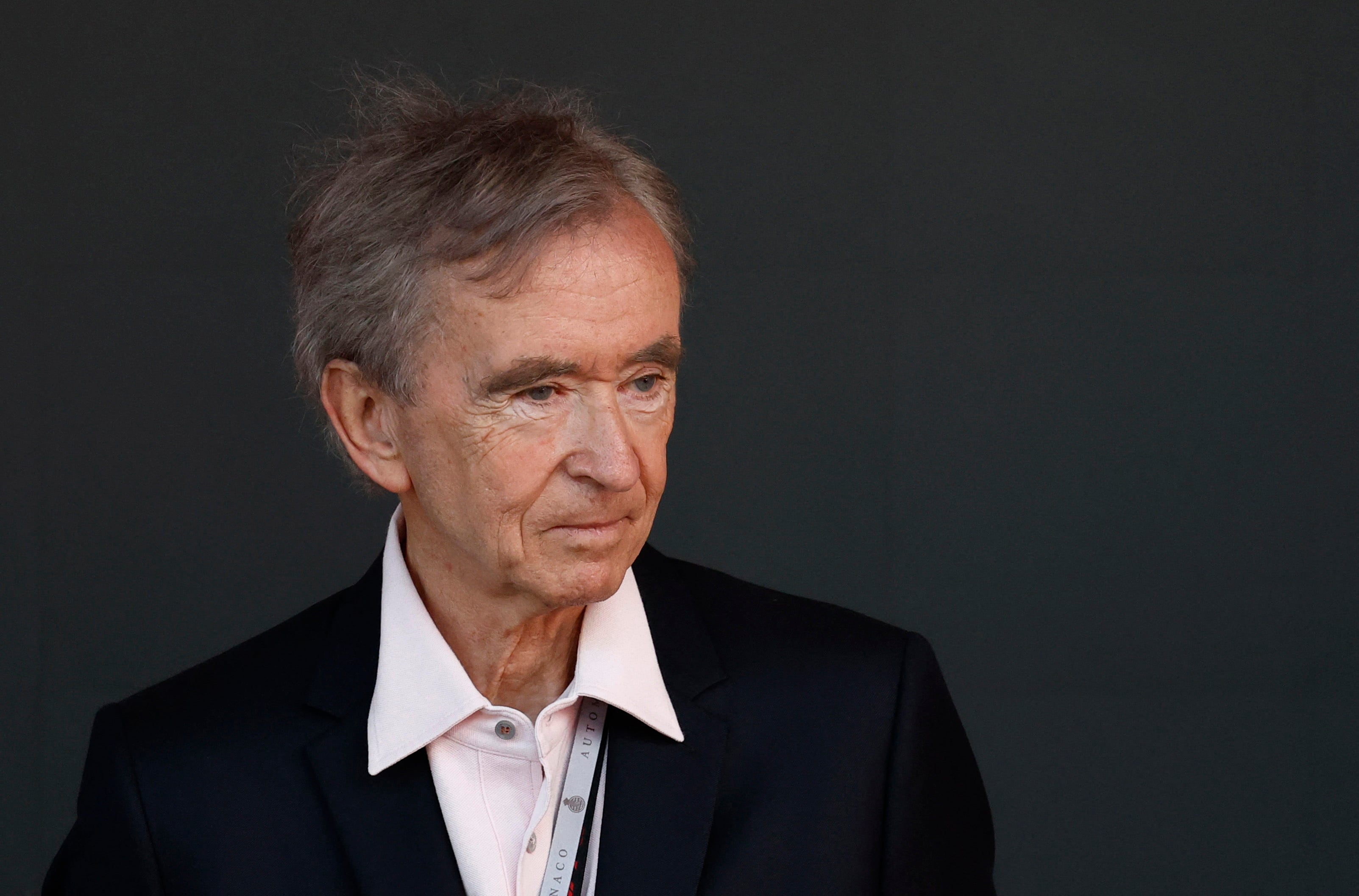 Bernard Arnault, al frente de LVMH y referente del lujo global, pierde posiciones este año tras una caída significativa en su fortuna, aunque sigue en el top 10 mundial (REUTERS/Stephanie Lecocq)