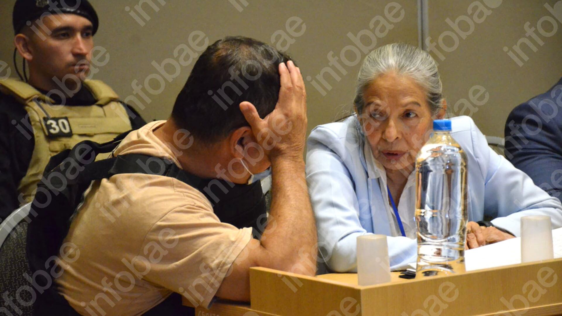 Emerenciano Sena se tapó el rostro y le dio la espalda a la prensa para evitar ser fotografiado (Foto/Edgardo Aguirre)
