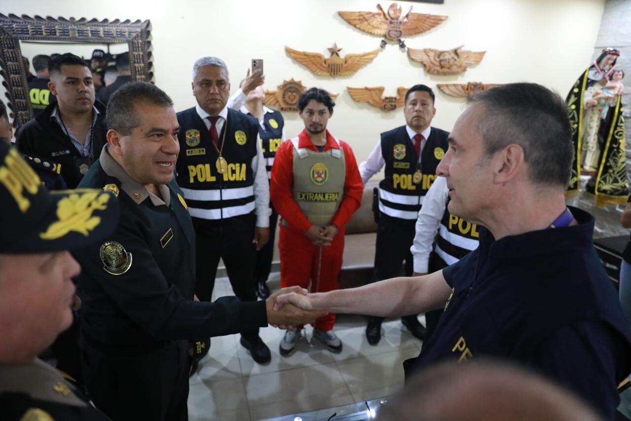 El momento del intercambio del detenido entre las autoridades de Perú y Argentina