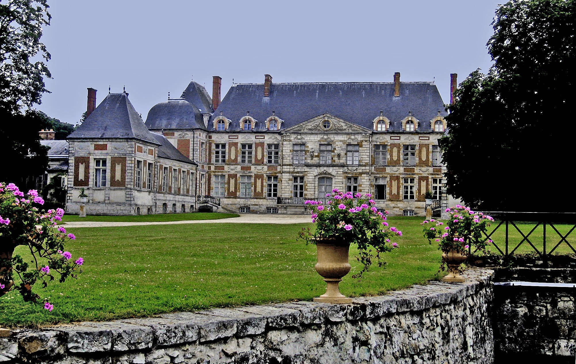 Jardines del castillo de Courson (Wikimedia).
