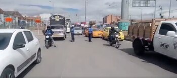 Un automóvil y un bus