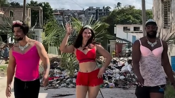 Cubanos parodian el desfile de Victoria’s Secret entre montañas de basura para retratar la crisis