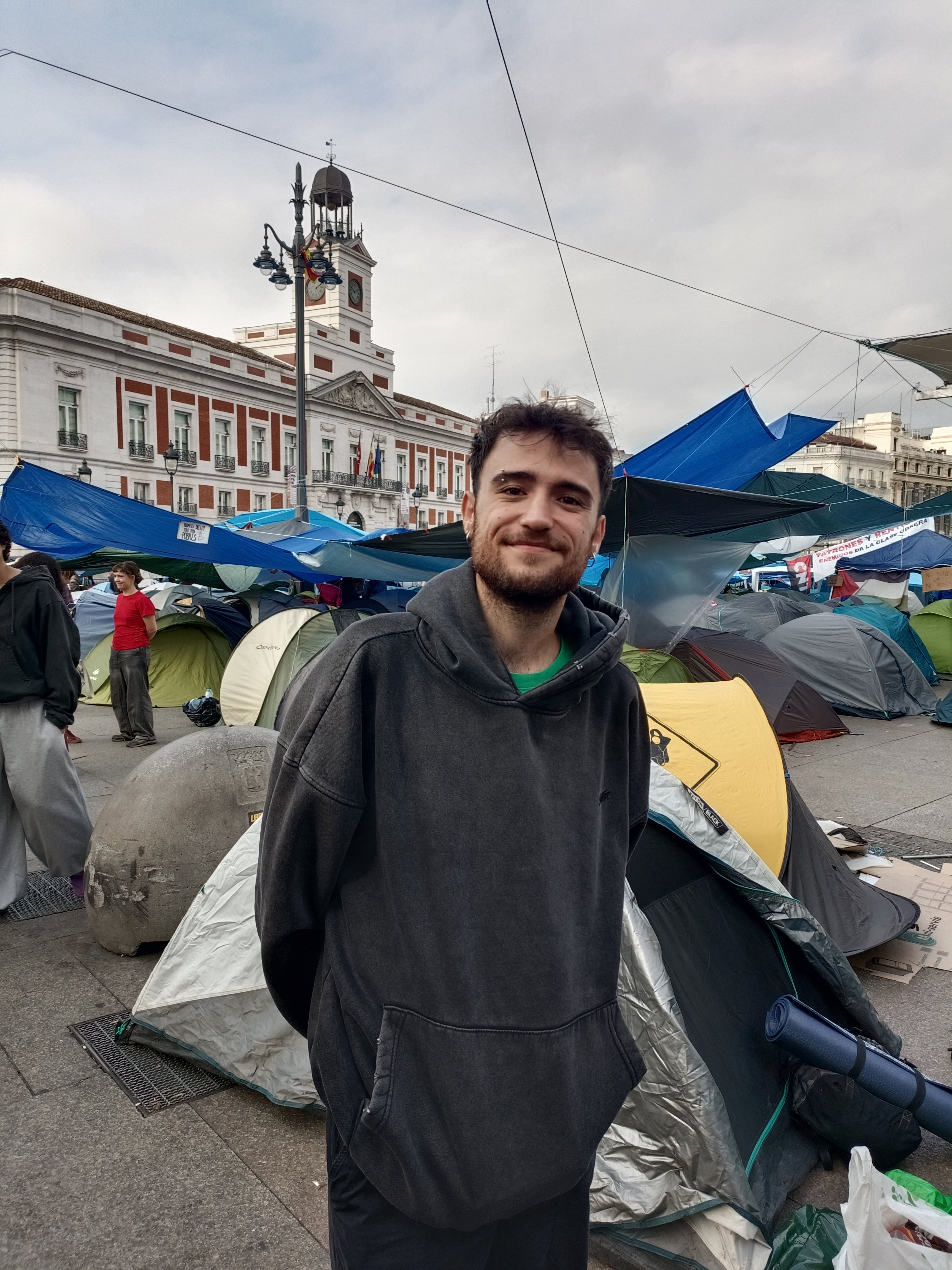 Pepe este martes en la acampada por la vivienda en la Puerta de Sol de Madrid. (María G. Arenales/Infobae)