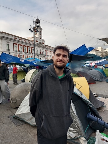 Pepe este martes en la acampada por la vivienda en la Puerta de Sol de Madrid. (María G. Arenales/Infobae)