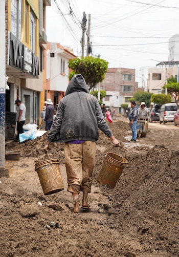 Un habitante de Arequipa camina