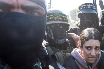 Militantes palestinos rodean a la rehén Arbel Yehoud.