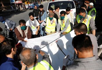 Unos afganos llevan a uno de los herido a un hospital tras la explosión en Kabul, Afganistán, el 9 de septiembre de 2020. REUTERS/Mohammad Ismail