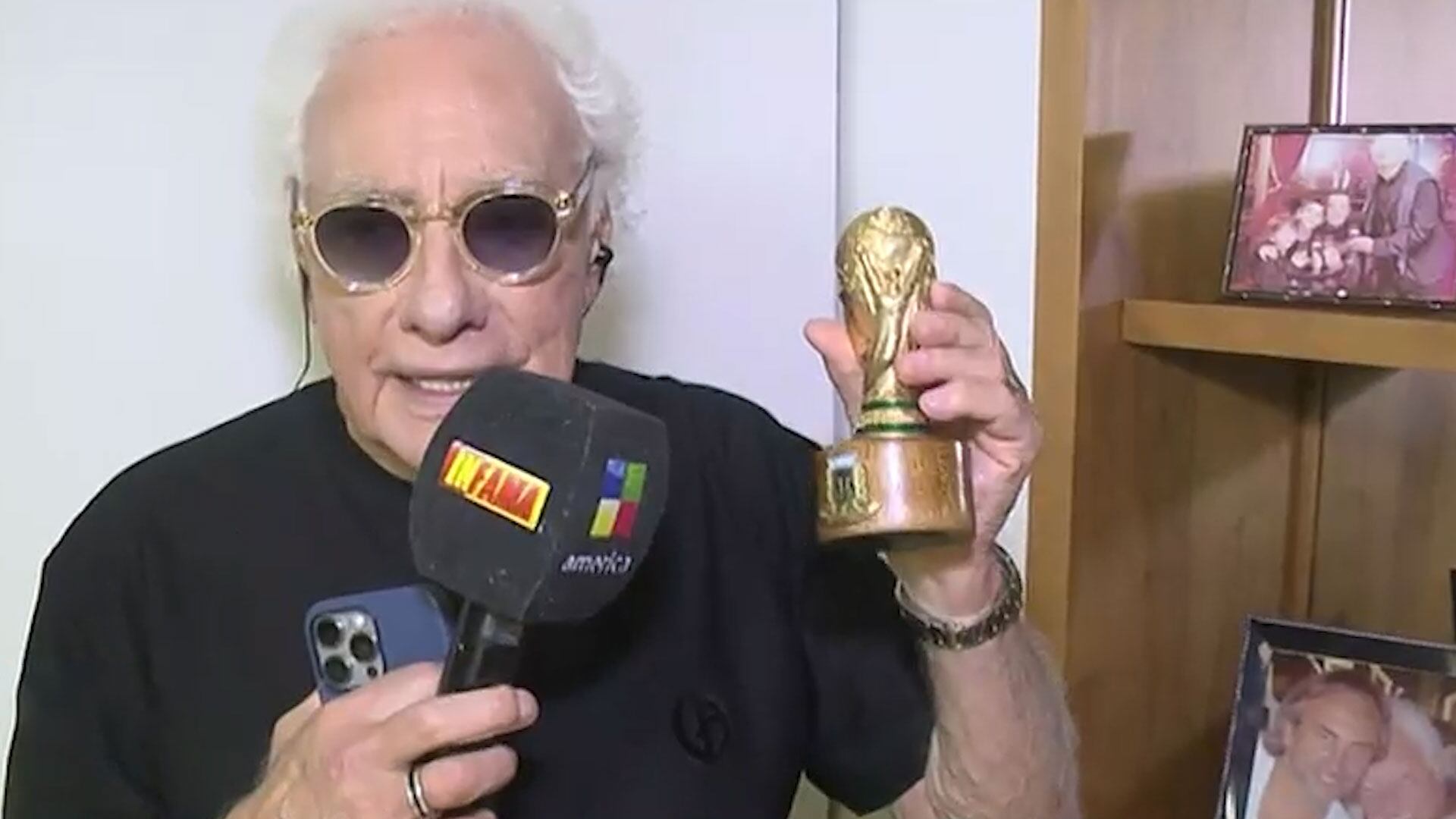 Fotos, trofeos y recuerdos familiares reflejan la vida profesional y personal de Guillermo Coppola