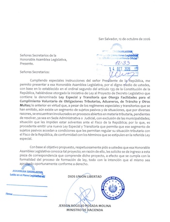 El Salvador estudia una ley transitoria para condonar multas, intereses y recargos tributarios. La imagen muestra la solicitud enviada por el ministro de Hacienda, Jerson Posada, a la Asamblea Legislativa salvadoreña.