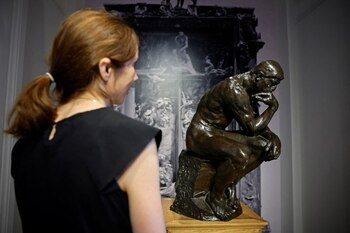 Imagen de archivo de una mujer frente a un molde póstumo de "El pensador" (alrededor de 1928) del escultor francés Auguste Rodin (1840-1917) expuesto antes de su subasta en la casa de subastas Christie's en París, Francia. 27 de junio, 2022. REUTERS/Sarah Meyssonnier/Archivo