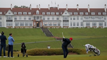Un golfista juega en el Ailsa Championship Course en el Trump Turnberry Golf Resort en Turnberry, Escocia, Gran Bretaña 3 de octubre de 2020. (REUTERS/Russell Cheyne/Foto de archivo)