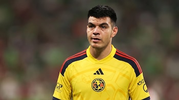 Primer plano de un jugador de fútbol con la camiseta amarilla del Club América.