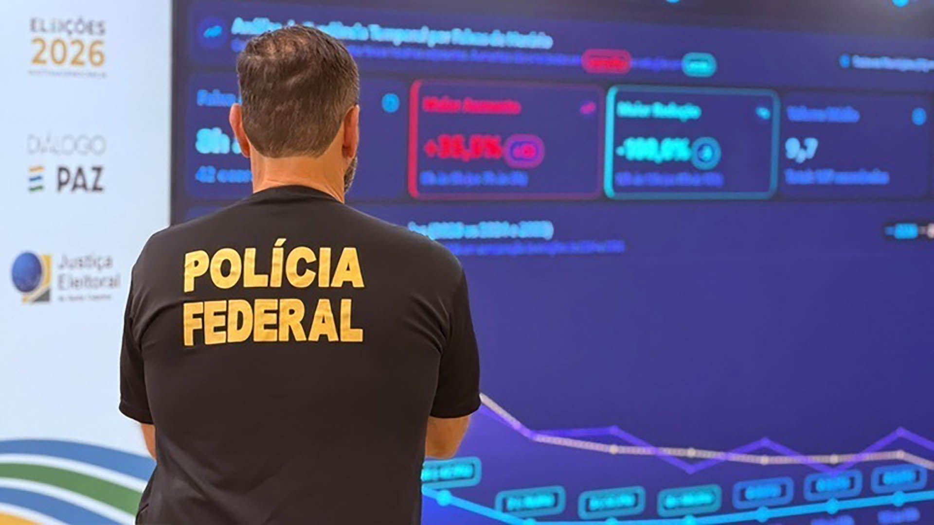 Un agente de la Policía Federal de Brasil observa un panel interactivo con datos durante una presentación de la Justicia Electoral sobre las elecciones de 2026. (Europa Press)
