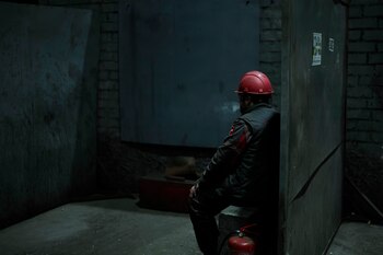 Un trabajador se toma una