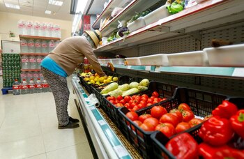 Una mujer comprando en un supermercado en la isla de La Graciosa, Islas Canarias, España (REUTERS/Borja Suárez/Archivo)