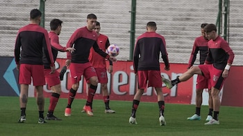 Los jugadores de Colón realizan la entrada en calor en el estadio de Sarmiento de Junín (@ColonOficial)