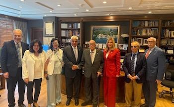 El presidente panameño, José Raúl Mulino, durante su gira a Grecia, con directivos de Tsakos Shipping & Trading. (Presidencia Panamá)