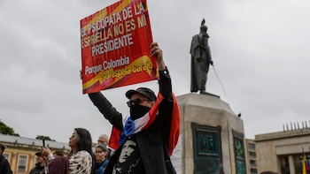 Miles de personas salen a las calles en Colombia en la primera protesta contra el Gobierno