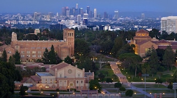 UCLA sigue siendo una competencia fuerte, ocupando el puesto 2 entre las mejores universidades públicas del país (UCLA Summer Sessions)