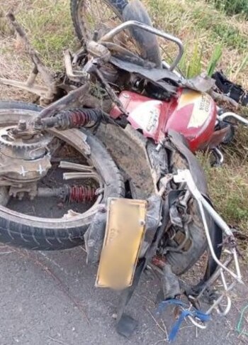 Dos motos y un vehículo