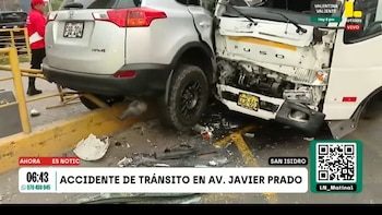 Choque en Javier Prado: un furgón se salta la luz roja y provoca el vuelco de una camioneta en plena madrugada