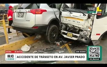 Choque en Javier Prado: un furgón se salta la luz roja y provoca el vuelco de una camioneta en plena madrugada