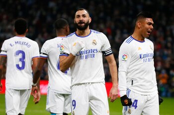 Soccer Football - LaLiga - Real Madrid v Atletico Madrid - Santiago Bernabeu, Madrid, Spain - December 12, 2021 Real Madrid's Karim Benzema celebrates scoring their first goal with Casemiro REUTERS/Javier Barbancho