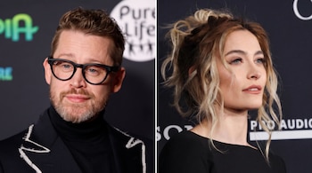 Retrato de Macaulay Culkin con gafas a la izquierda y retrato de Paris Jackson a la derecha, separados por una línea blanca.