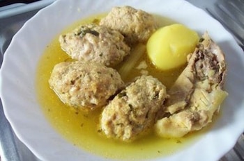Platillos tradicionales austro-alemanes como el “Strudel” y el “Kartoffelsalat” son populares, así como la cerveza artesanal. Otros platos destacados incluyen la “Salchicha Pozucina”, el postre “Strukala”, “Sopa de Pelotas”, “Sopa de Shitalan” y “Sopa de Albóndigas”. Créditos: Andina