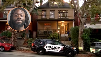 Un vehículo policial aparcado frente a una vivienda de dos plantas y un recuadro circular con la foto del rostro de un hombre con rastas y barba
