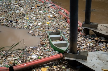 Barreras flotantes instaladas en ríos