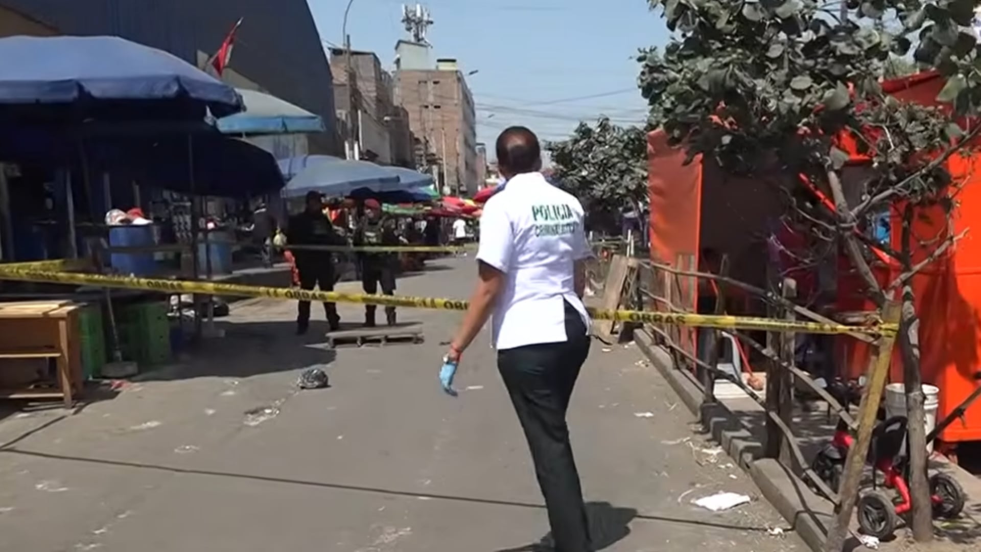 Peritos de Criminalística inspeccionan la escena del doble homicidio de dos mototaxistas cerca del mercado Zarumilla en San Martín de Porres. (Captura: Latina Noticias)