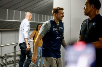 Luka Doncic, de camino a la sala de prensa del WiZink Center (EFE/ Rodrigo Jiménez)
