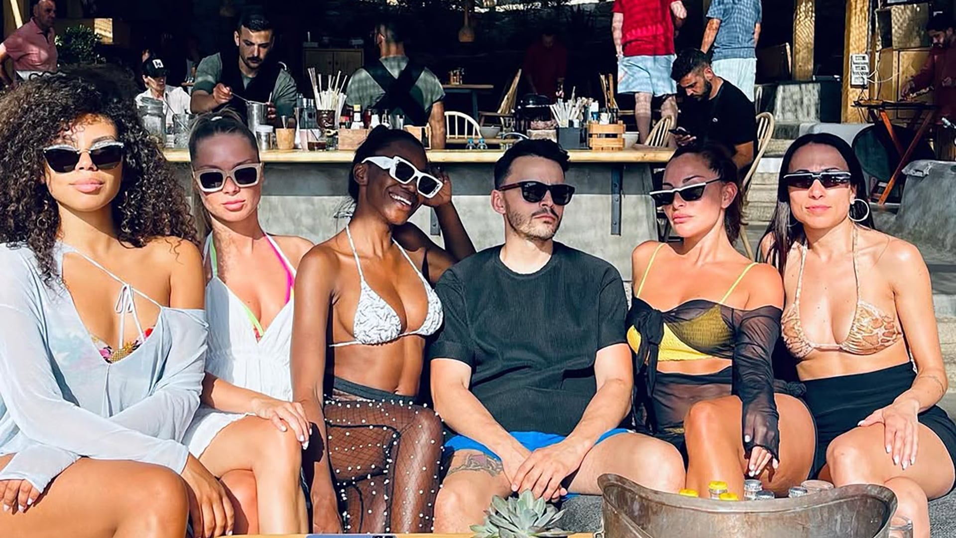 El fundador de la agencia Emanuele Buttini junto a cinco mujeres durante una exclusiva fiesta