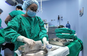 Las especialidades de oftalmología, cirugía general y ortopedia lideran los avances en la atención de procedimientos quirúrgicos. Crédito: CCSS