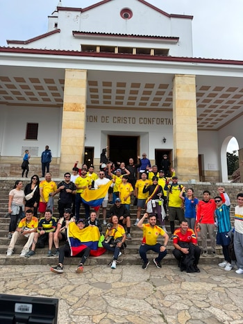 Los hinchas colombianos se unieron en oración en la basílica del Señor caído de Monserrate - crédito @JuanjoseMant/X