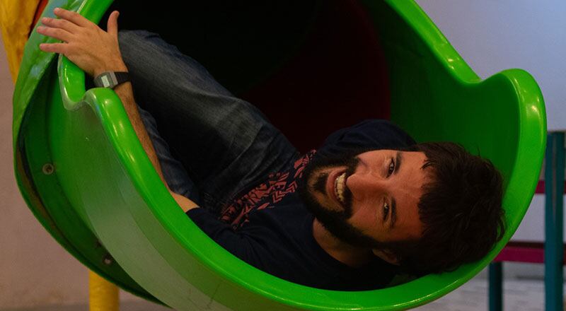 Santiago Morales es sociólogo, investigador de CONICET, divulgador, padre y activista dedicado a repensar las infancias, a reivindicar sus derechos y defender su voz