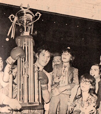 Monzón alzando el trofeo de