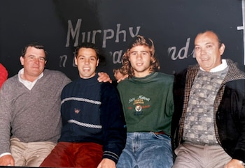 Mauricio Pochettino, segundo por la derecha, y David Bisconti, segundo por la izquierda, aparecen en la foto con sus padres. Tanto Pochettino como Bisconti son oriundos de Murphy y llegaron a ser jugadores profesionales (Teo Armus/The Washington Post)