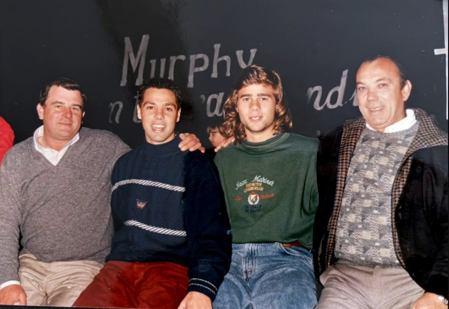 Mauricio Pochettino, segundo por la derecha, y David Bisconti, segundo por la izquierda, aparecen en la foto con sus padres. Tanto Pochettino como Bisconti son oriundos de Murphy y llegaron a ser jugadores profesionales (Teo Armus/The Washington Post)
