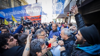Fuerte movilización sindical en apoyo al desplazado líder de la UOM, que resiste la intervención judicial y será recibido por la CGT