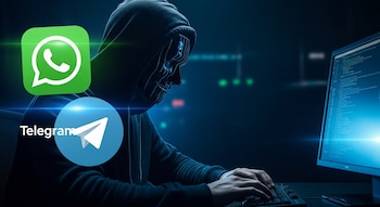 Un ciberdelincuente con capucha y máscara teclea frente a una pantalla con código. Los logos de WhatsApp y Telegram flotan a la izquierda.