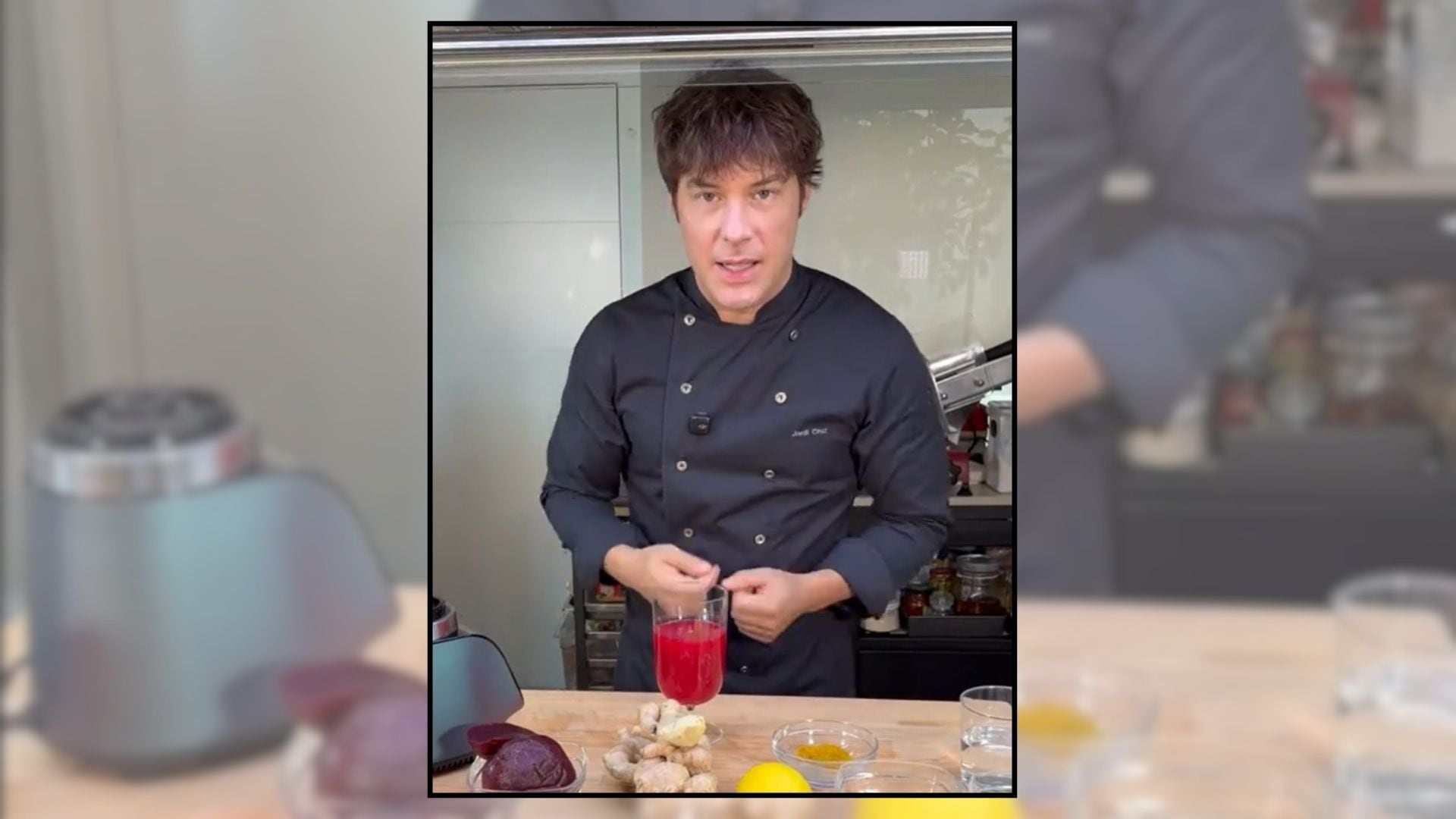 Jordi Cruz preparando una bebida. (Montaje Infobae)