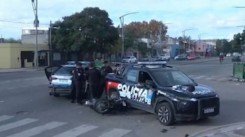 Dos jóvenes en moto chocaron contra un patrullero tras escapar de la policía en Rosario